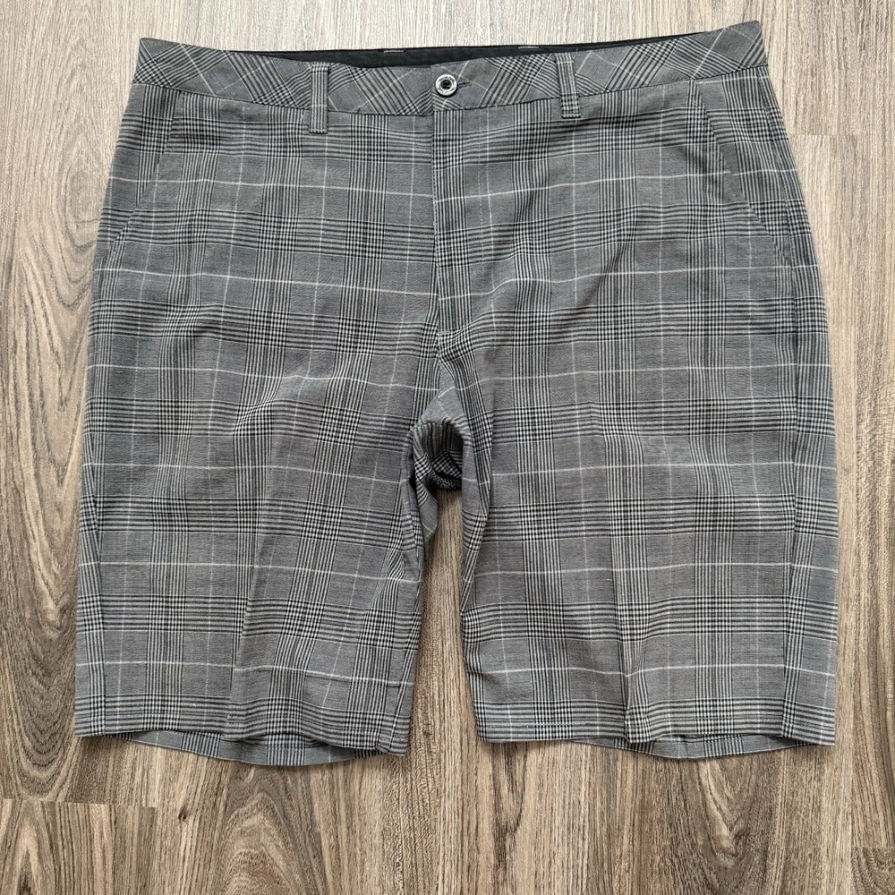 Travis Mathew Performance Golf Shorts Men's 40 Gray Plaid Stretch Lightweight